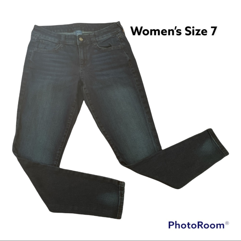 Arizona Jean Co. juniors size 7 jeans.